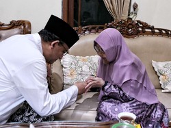 Saat Demokrat Rapat di Cikeas, Anies Sowan Ibunda Cak Imin