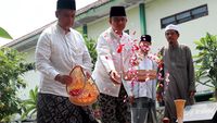 Momen Anies Ziarah ke Makam Pendiri NU di Tebuireng