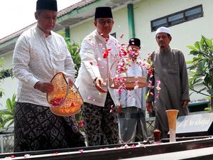 Momen Anies Ziarah ke Makam Pendiri NU di Tebuireng