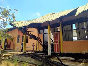 Laboratorium TIK SMPN 2 Dompu Ludes Terbakar, Kerugian Rp 300 Juta Laboratorium TIK SMPN 2 Dompu Ludes Terbakar, Kerugian Rp 300 Juta