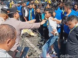 Demo di Balai Kota Surabaya Ricuh, 6 Mahasiswa Sempat Diamankan
