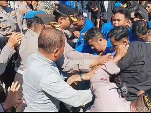 Tiga Mahasiswa Diamankan saat Demo Ricuh di Balai Kota Surabaya Dilepas Tiga Mahasiswa Diamankan saat Demo Ricuh di Balai Kota Surabaya Dilepas