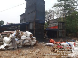 DLH Jaktim Tutup Pabrik Arang di Lubang Buaya Biang Kerok Polusi Udara