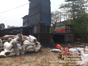 DLH Jaktim Tutup Pabrik Arang di Lubang Buaya Biang Kerok Polusi Udara DLH Jaktim Tutup Pabrik Arang di Lubang Buaya Biang Kerok Polusi Udara