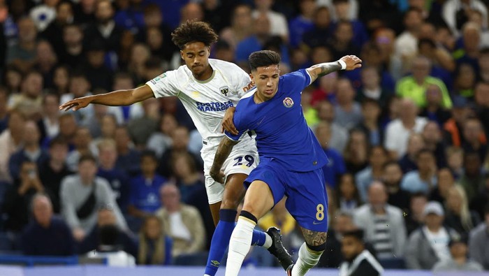Soccer Football - Carabao Cup Second Round - Chelsea v AFC Wimbledon - Stamford Bridge, London, Britain - August 30, 2023 AFC Wimbledons Aron Sasu in action with Chelseas Enzo Fernandez Action Images via Reuters/Peter Cziborra EDITORIAL USE ONLY. No use with unauthorized audio, video, data, fixture lists, club/league logos or live services. Online in-match use limited to 75 images, no video emulation. No use in betting, games or single club /league/player publications.  Please contact your account representative for further details.