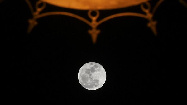 Penampakan Super Blue Moon di Langit Lombok
