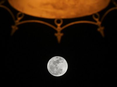Penampakan Super Blue Moon di Langit Lombok