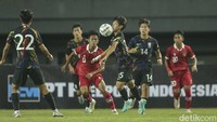 Duel ini berlangsung di Patriot Candrabhaga, Bekasi, Rabu (30/8) malam. Kedua tim sama-sama bermain dengan pressing tinggi di awal laga.