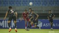 Namun, Korea Selatan punya sirkulasi bola yang lebih baik hingga bisa lepas dari pressing Garuda Muda.