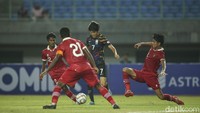 Barisan belakang Indonesia yang dikomandoi Iqbal Gwijangge tampil disiplin. Hal ini membuat Korea Selatan kesulitan bikin peluang meski menguasai laga.