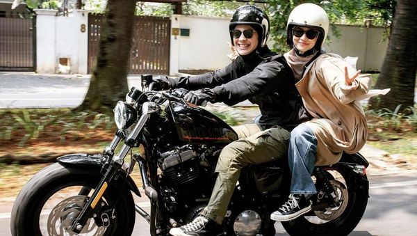 10 Foto Gaya Natasha Rizky Dibonceng Moge, Dikira Sama Cowok Ternyata...