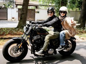 10 Foto Gaya Natasha Rizky Dibonceng Moge, Dikira Sama Cowok Ternyata... 10 Foto Gaya Natasha Rizky Dibonceng Moge, Dikira Sama Cowok Ternyata...