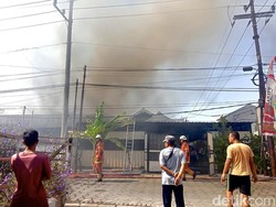 Gudang Mebel di Surabaya Terbakar, Api Sambar 4 Rumah Warga