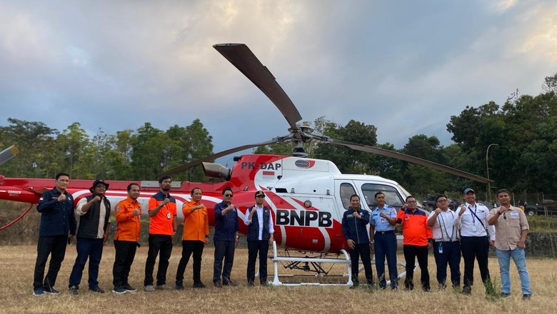 Helikopter Water Bombing Diterjunkan Padamkan Kebakaran di Gunung Arjuno