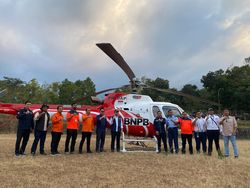 Helikopter Water Bombing Diterjunkan Padamkan Kebakaran di Gunung Arjuno