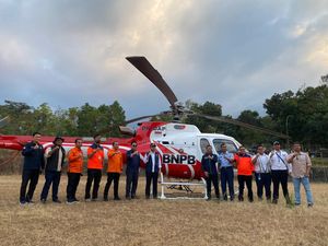 Helikopter Water Bombing Diterjunkan Padamkan Kebakaran di Gunung Arjuno