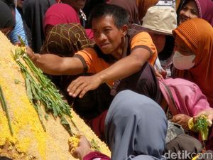 Ribuan Warga Tumplek Blek Berebut Tumpeng-Kirab Pusaka di Puncak HUT Trenggalek