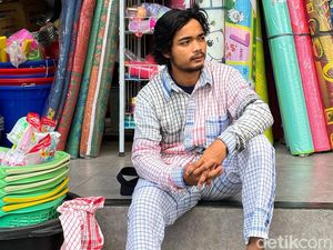 Viral Pria Magelang Bikin Baju dari Lap Serbet Jadul, Hasilnya Bikin Takjub
