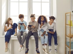 Pakar Unesa Sebut Siswa Boleh Main HP di Kelas, Asalkan...