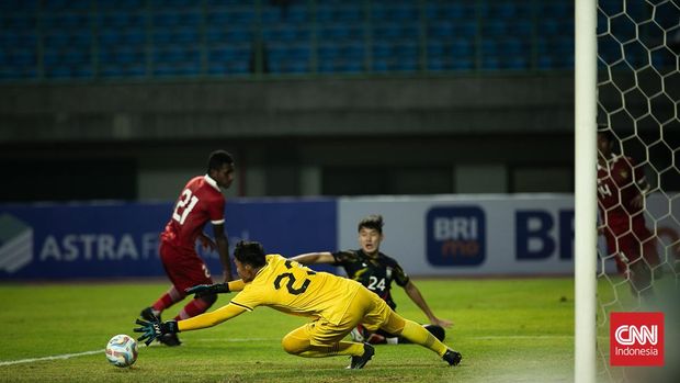 Timnas Indonesia U-17 kalah 0-1 dari Korea Selatan dalam uji coba di Stadion patriot. Ikram Al Giffari