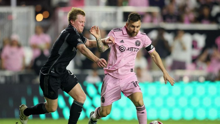 Aug 30, 2023; Fort Lauderdale, Florida, USA; Inter Miami forward Lionel Messi (10) kicks the ball past Nashville SC midfielder Dax McCarty (6) during the second half at DRV PNK Stadium. Mandatory Credit: Sam Navarro-USA TODAY Sports