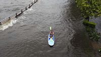 Jalanan yang Terendam Banjir di Florida Jadi Arena Bermain Paddling