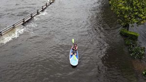 Jalanan yang Terendam Banjir di Florida Jadi Arena Bermain Paddling