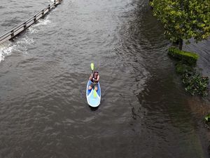Jalanan yang Terendam Banjir di Florida Jadi Arena Bermain Paddling Jalanan yang Terendam Banjir di Florida Jadi Arena Bermain Paddling