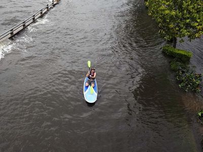 Jalanan yang Terendam Banjir di Florida Jadi Arena Bermain Paddling