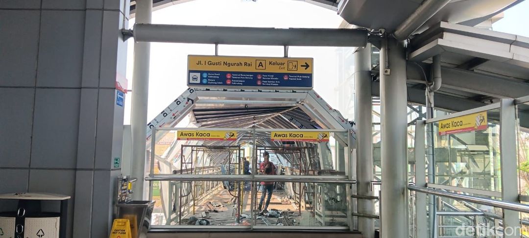 JPO Klender Baru di dekat Stasiun Klender Baru, Jl I Gusti Ngurah Rai, Jakarta Timur, masih dibangun. 31 Agustus 2023. (Damaris Fanuelle Kurnia Candra/detikcom)