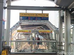 Hampir Selesai, JPO Klender Sedang Di-finishing