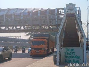 Warga Melihat Proyek JPO Klender Baru Belum Selesai: Lama Amat, Sih?