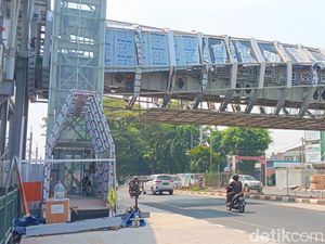 Pembangunan JPO Klender Baru Masih Lanjut, Atap dan Lift Mulai Terpasang