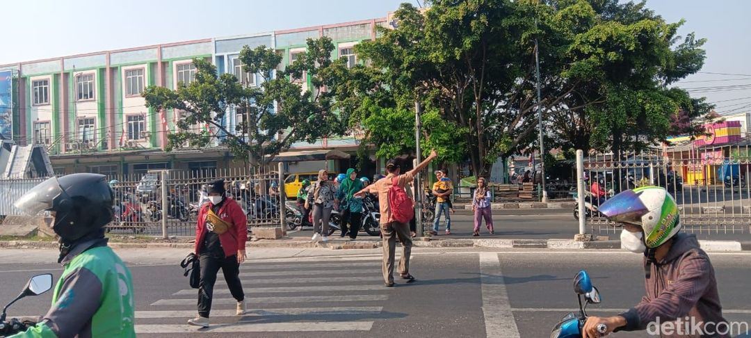 JPO Klender Baru di dekat Stasiun Klender Baru, Jl I Gusti Ngurah Rai, Jakarta Timur, masih dibangun. 31 Agustus 2023. (Damaris Fanuelle Kurnia Candra/detikcom)