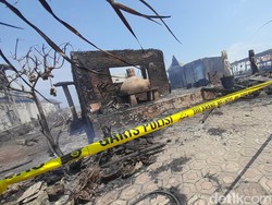 Cerita Petugas Nyaris Pingsan-Warga Panik saat Api Lalap Kampung Turis