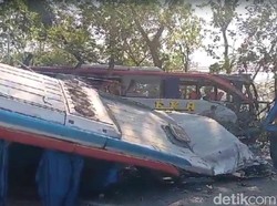 Penampakan Ringsek Bus Sugeng Rahayu dan Bus Eka yang Tabrakan di Ngawi