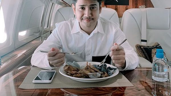 Keseruan Syakir Daulay Saat Makan Nasi Padang hingga Iseng Jualan Bubur