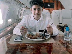 Keseruan Syakir Daulay Saat Makan Nasi Padang hingga Iseng Jualan Bubur