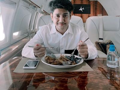 Keseruan Syakir Daulay Saat Makan Nasi Padang hingga Iseng Jualan Bubur