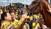 Kunjungi Markas Golkar, Prabowo Diberi Hadiah Kuda