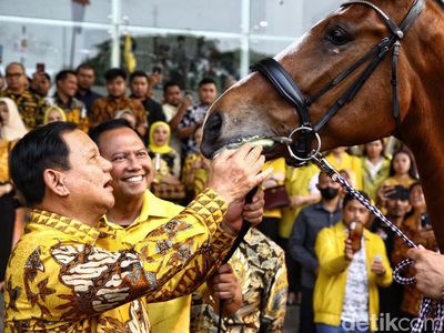 Kunjungi Markas Golkar, Prabowo Diberi Hadiah Kuda