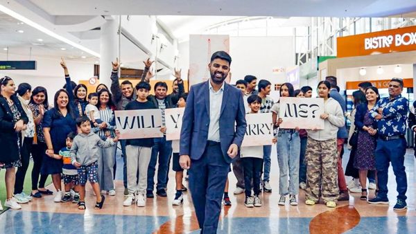 Detik-detik Pria Lamar Kekasihnya di Bandara, yang Jomblo Jangan Iri