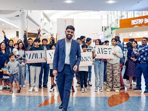 Detik-detik Pria Lamar Kekasihnya di Bandara, yang Jomblo Jangan Iri