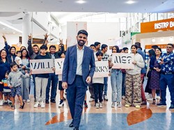 So Sweet, Pria Ini Lamar Kekasihnya di Bandara