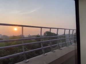 Naik LRT Jabodebek di Pagi Hari, Pemandangannya Menakjubkan!