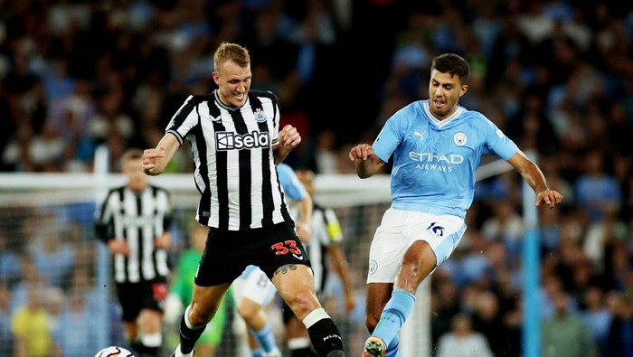 Soccer Football - Premier League - Manchester City v Newcastle United - Etihad Stadium, Manchester, Britain - August 19, 2023 Newcastle Uniteds Dan Burn in action with Manchester Citys Rodri REUTERS/Phil Noble EDITORIAL USE ONLY. No use with unauthorized audio, video, data, fixture lists, club/league logos or live services. Online in-match use limited to 75 images, no video emulation. No use in betting, games or single club /league/player publications.  Please contact your account representative for further details.