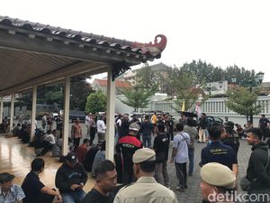 Massa Pengemudi Taksi Online Geruduk Kantor Gubernur DIY