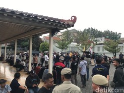 Massa Pengemudi Taksi Online Geruduk Kantor Gubernur DIY