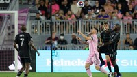 Alhasil, catatan apik Inter Miami sejak Messi dan Busquets bergabung terhenti. Di sembilan laga terakhir, Vice City selalu menyapu bersih dengan kemenangan termasuk menjuarai Leagues Cup. Bagi Messi, ini memang kali pertama ia gagal memberi kemenangan buat Inter Miami, sejak direkrut musim panas ini. Sebelumnya, pemain Argentina itu selalu memberi kemenangan di 9 laga terakhirnya, di mana ia bisa menyarangkan 11 gol dan 3 assist. Sam Navarro-USA TODAY Sports/Reuters