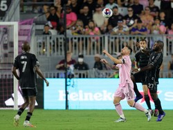 Alhasil, catatan apik Inter Miami sejak Messi dan Busquets bergabung terhenti. Di sembilan laga terakhir, Vice City selalu menyapu bersih dengan kemenangan termasuk menjuarai Leagues Cup. Bagi Messi, ini memang kali pertama ia gagal memberi kemenangan buat Inter Miami, sejak direkrut musim panas ini. Sebelumnya, pemain Argentina itu selalu memberi kemenangan di 9 laga terakhirnya, di mana ia bisa menyarangkan 11 gol dan 3 assist. Sam Navarro-USA TODAY Sports/Reuters